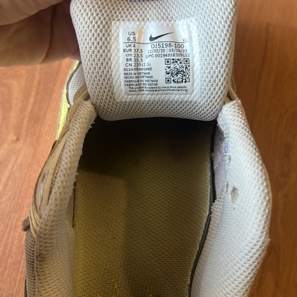 Yellow Nike air max size 6.5 women’s. - Picture 2 of 3